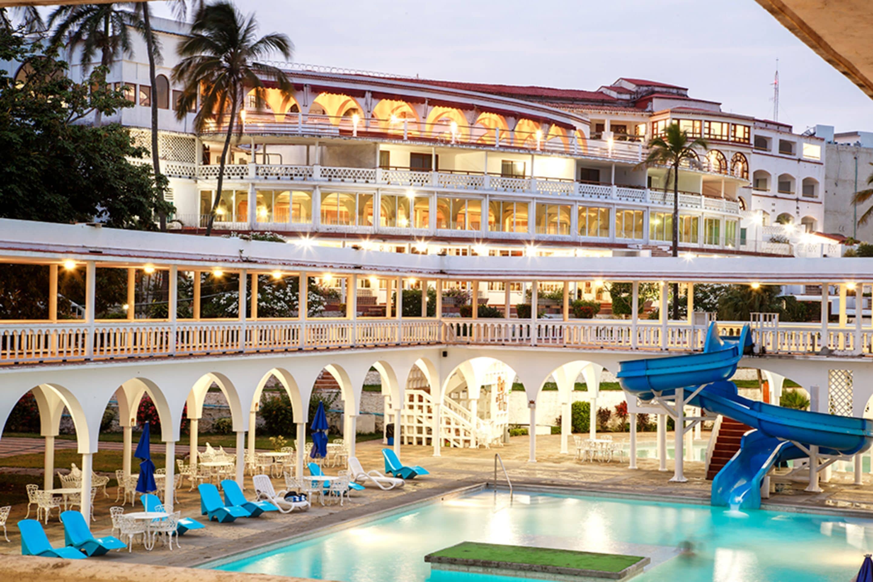 2 من حمّامات السباحة المغطاة، 2 من حمّامات السباحة الخارجية