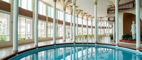 2 piscines couvertes, 2 piscines extérieures, chaises longues