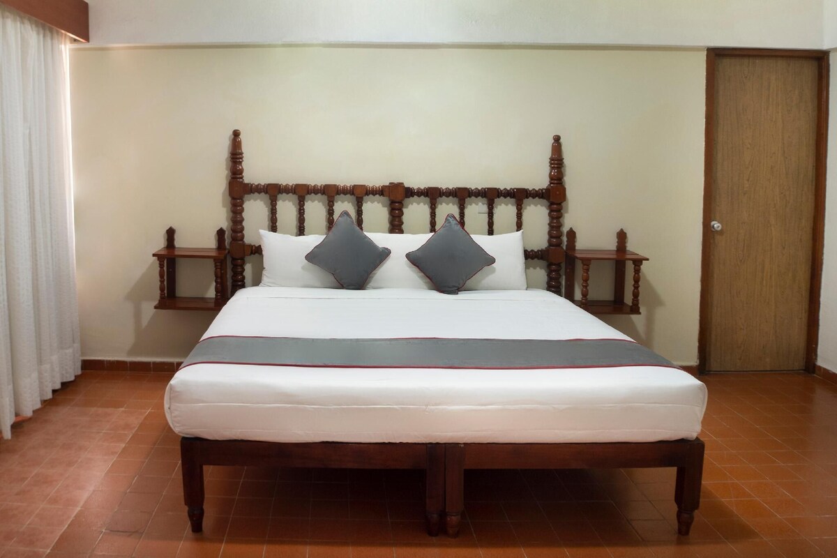 WiFi (free), alarm clocks, bed sheets