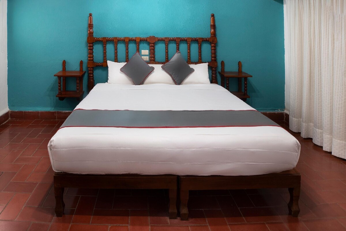 WiFi (free), alarm clocks, bed sheets