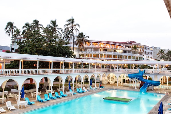 2 indoor pools, 2 outdoor pools, open 7:00 AM to 10:00 PM, pool loungers