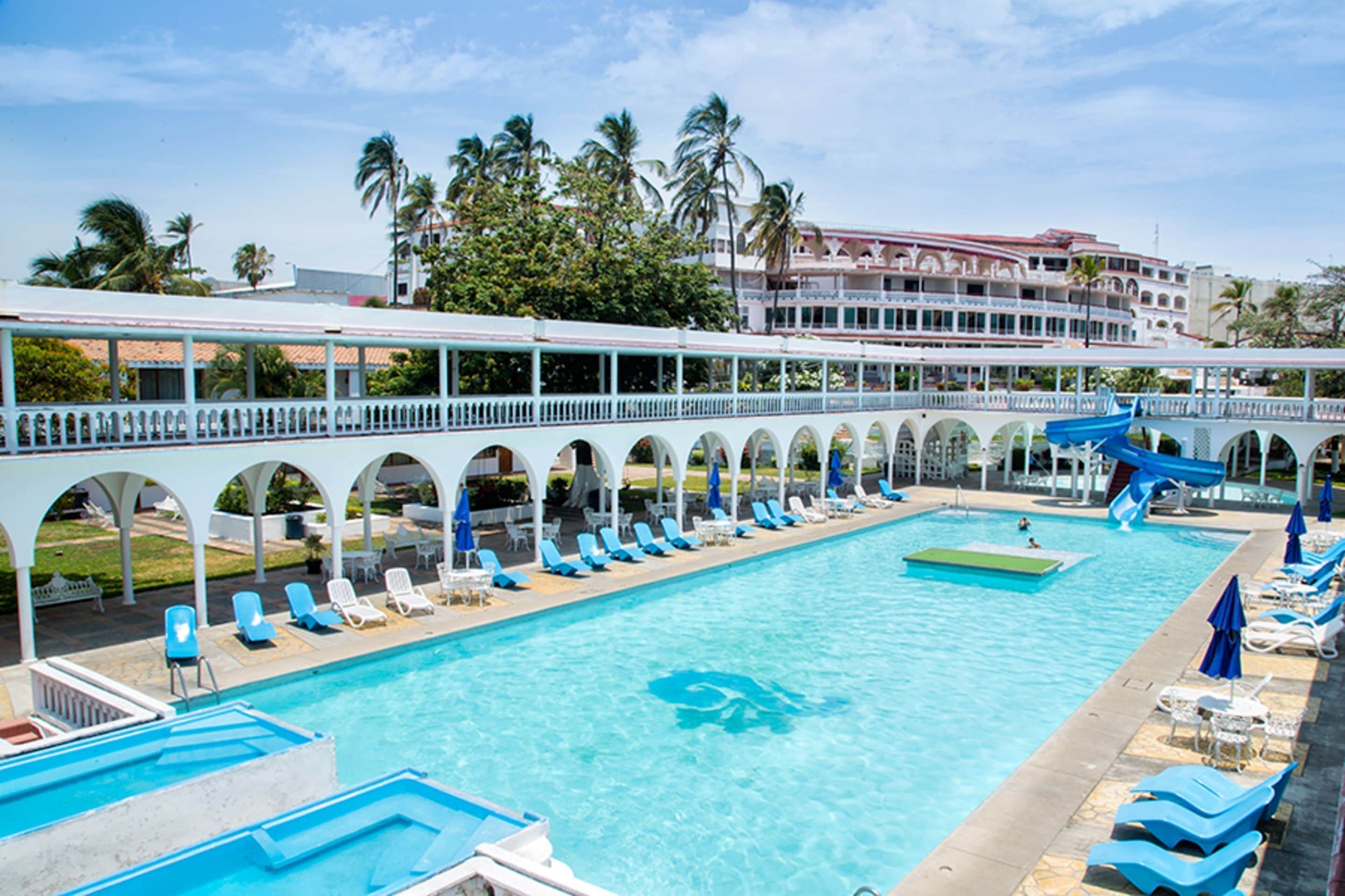 2 個室內泳池、2 個室外泳池；07:00 至 22:00 開放；躺椅