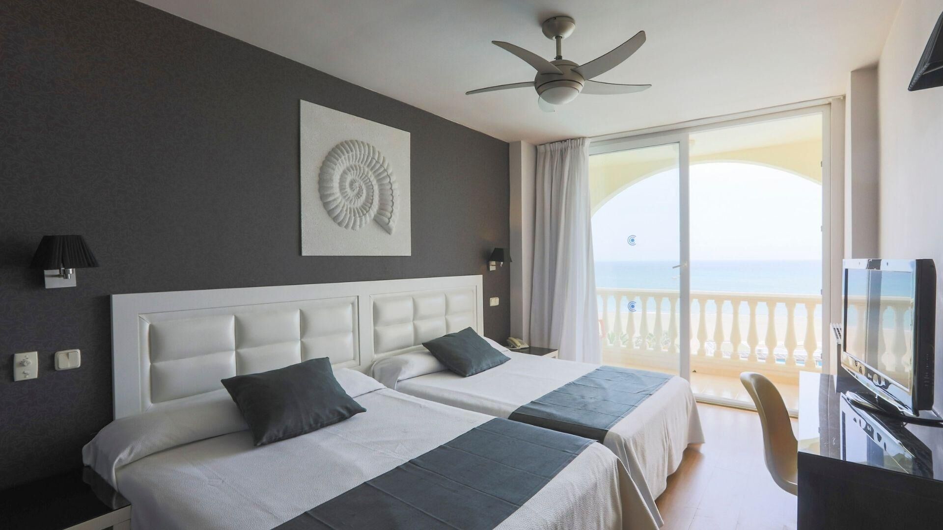 Espacio para trabajar con laptop, cortinas blackout y wifi gratis 