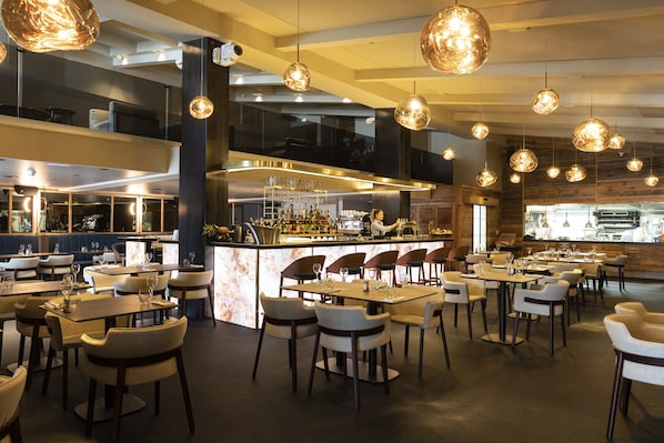 Petit déjeuner, déjeuner et dîner servis sur place