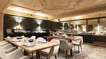 TĂ€gliches inbegriffenes FrĂŒhstĂŒcksbuffet