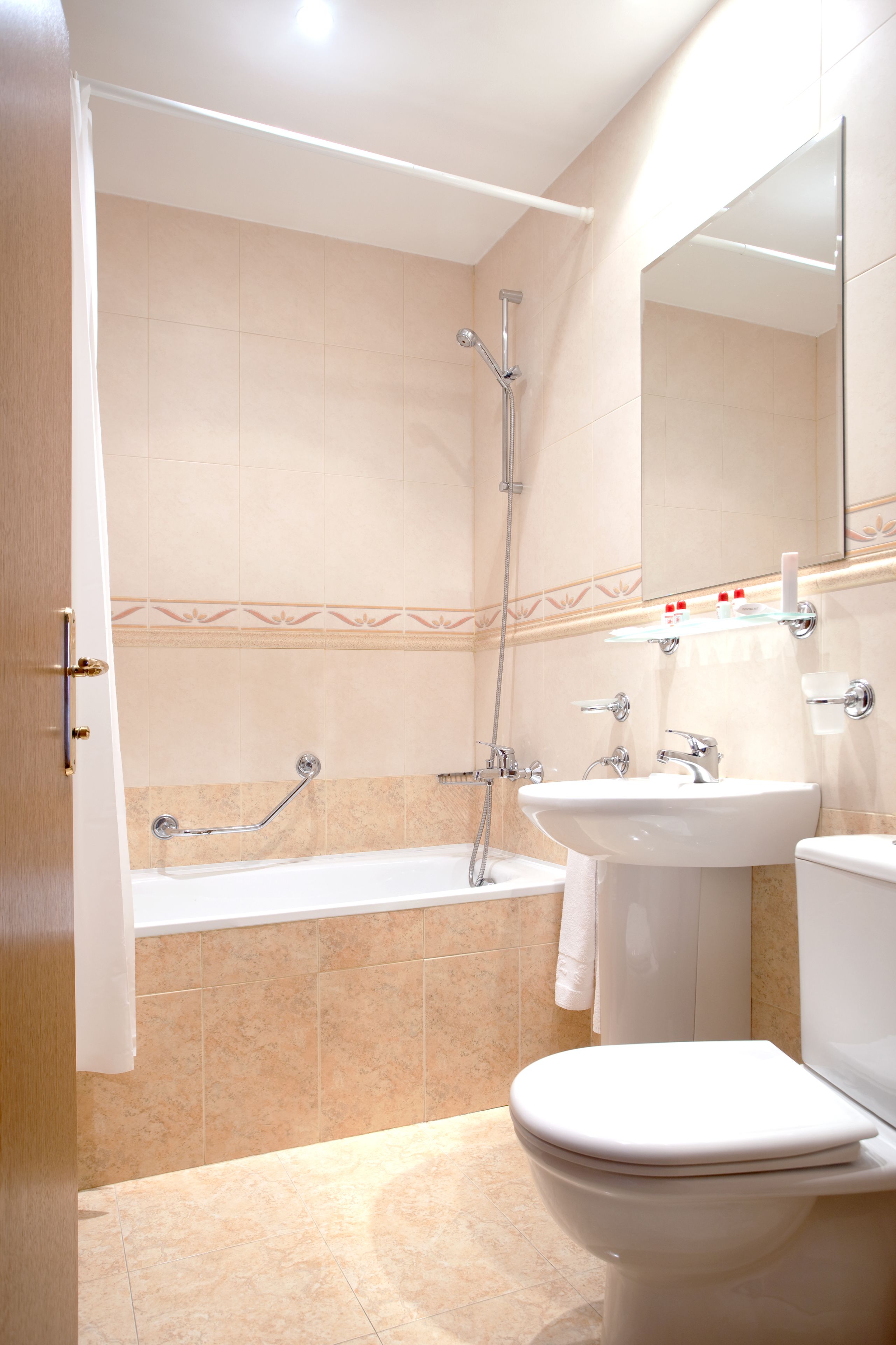 Een badkamer met een bad, toilet en wastafel.