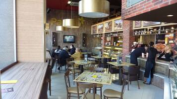 Dagelijks à la carte ontbijt (EUR 9.20 per persoon)