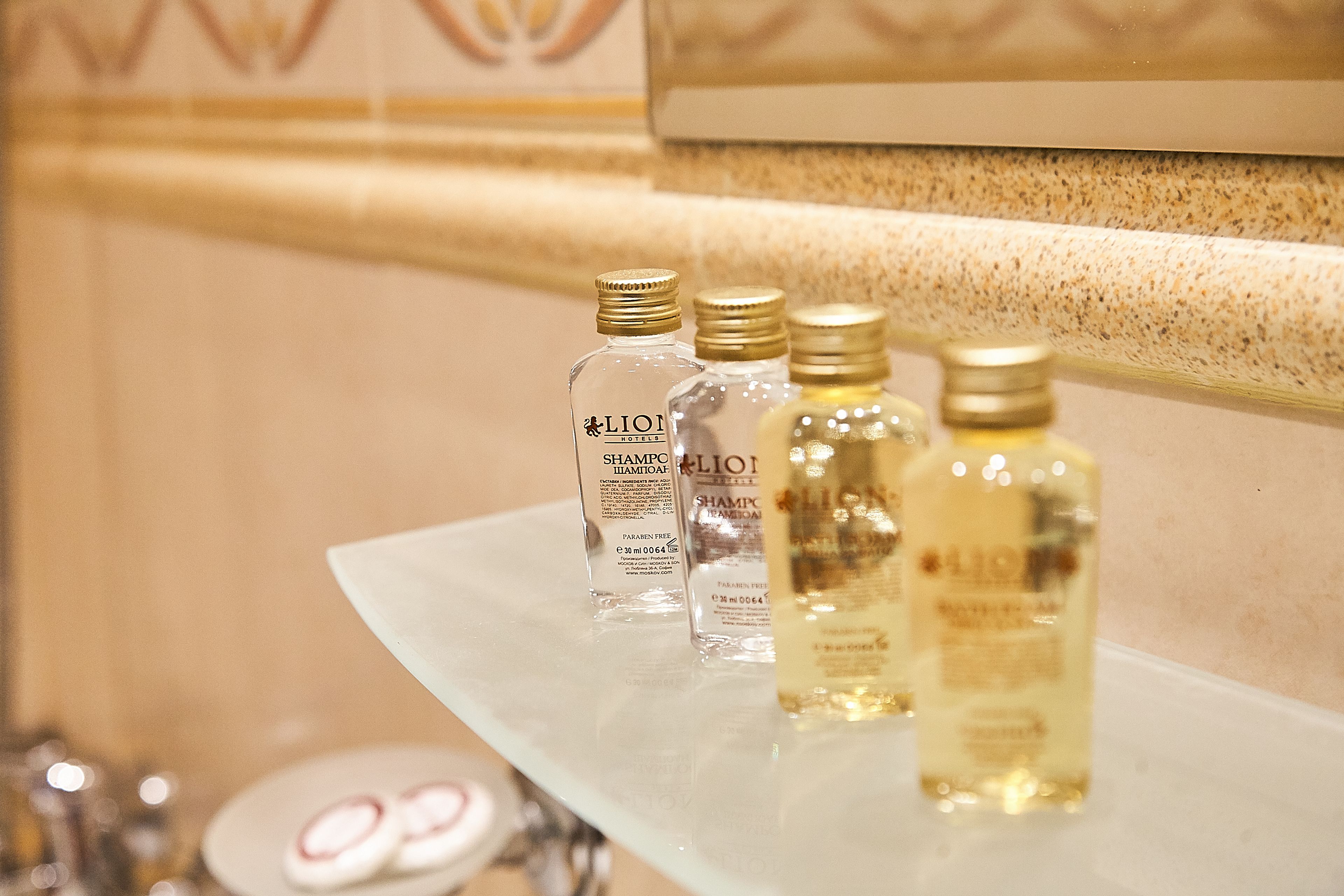 Ein Badezimmerschrank mit drei Flaschen LIONIOT Shampoo.