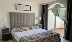 2 quartos, edredons de pluma, escrivaninha