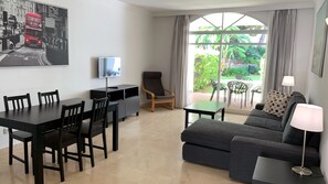 Casa família, 2 quartos, terraço (Townhouse with Garden, 4 people) | Área de estar | TV de tela plana 32 polegadas com canais via satélite, TV