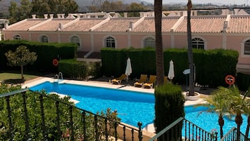 3 Außenpools, geöffnet von 09:00 Uhr bis 21:00 Uhr, Sonnenschirme