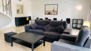 Cobertura família, 3 quartos, vista para a piscina (Duplex - 6 people) | Área de estar | TV de tela plana 32 polegadas com canais via satélite, TV