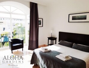 2 bedrooms, down duvets, desk, laptop workspace
