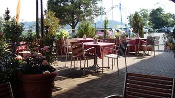 Dinner served, Regional cuisine, al fresco dining