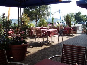 Dinner served, Regional cuisine, al fresco dining 