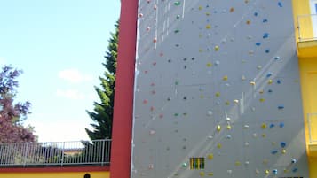 Uma parede de escalada com o texto "KLINGER NORDWAND" na fachada de um edifício.