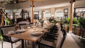 2 restaurants servant le petit déjeuner, le déjeuner et le dîner