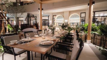 2 restaurants; breakfast, lunch, and dinner served