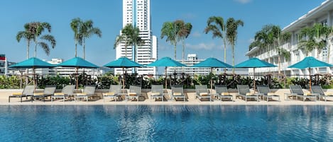 2 outdoor pools, pool umbrellas
