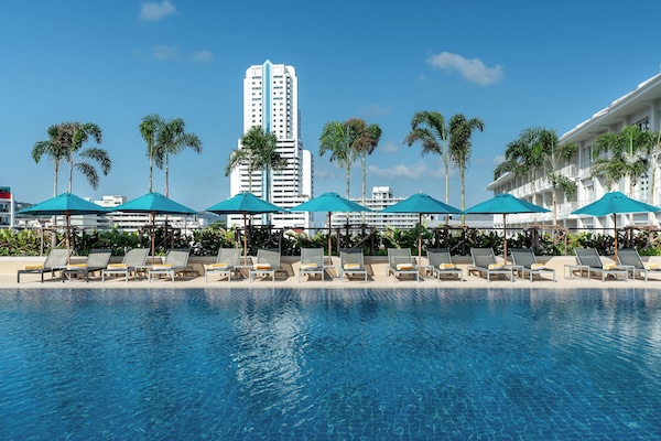 2 outdoor pools, pool umbrellas