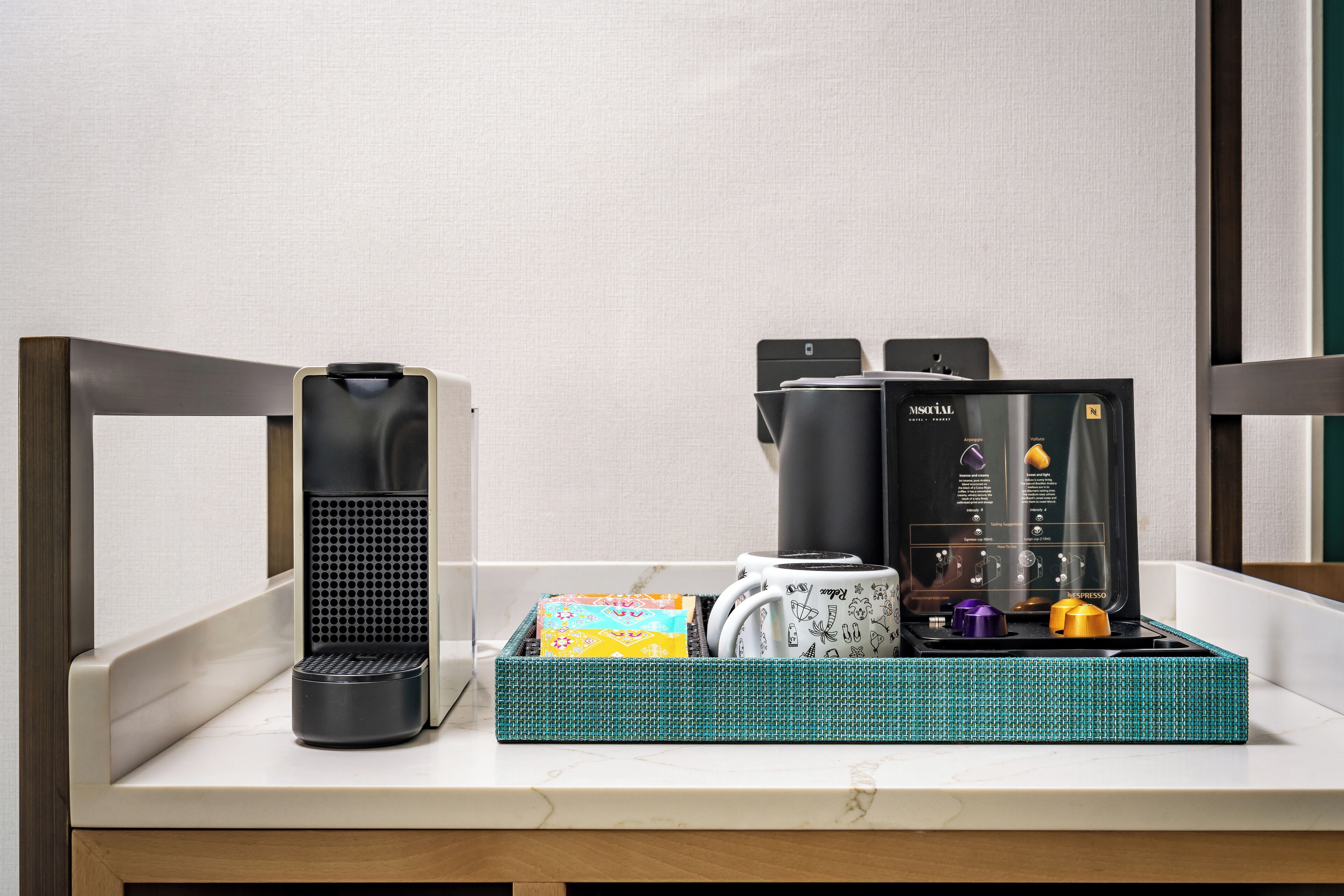 Een kluis op de kamer, een bureau, verduisterende gordijnen