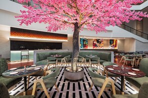 2 间餐厅，供应早餐、午餐和晚餐，海鲜