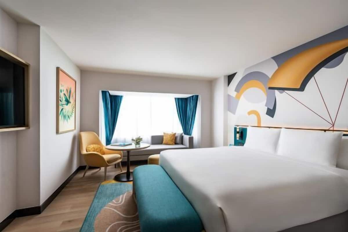 Zimmersafe, Schreibtisch, Verdunkelungsvorhänge, Bügeleisen/Bügelbrett