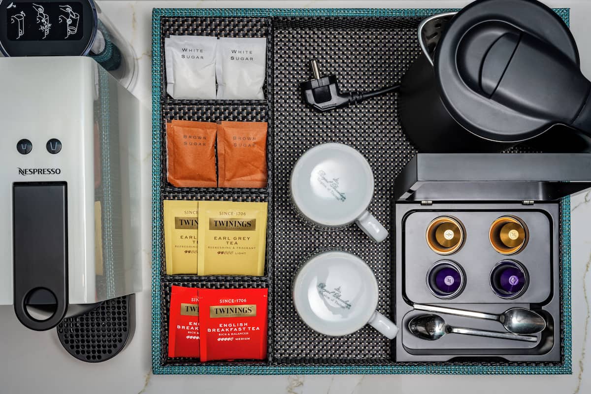 Een kluis op de kamer, een bureau, verduisterende gordijnen