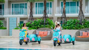 2 outdoor pools, pool umbrellas