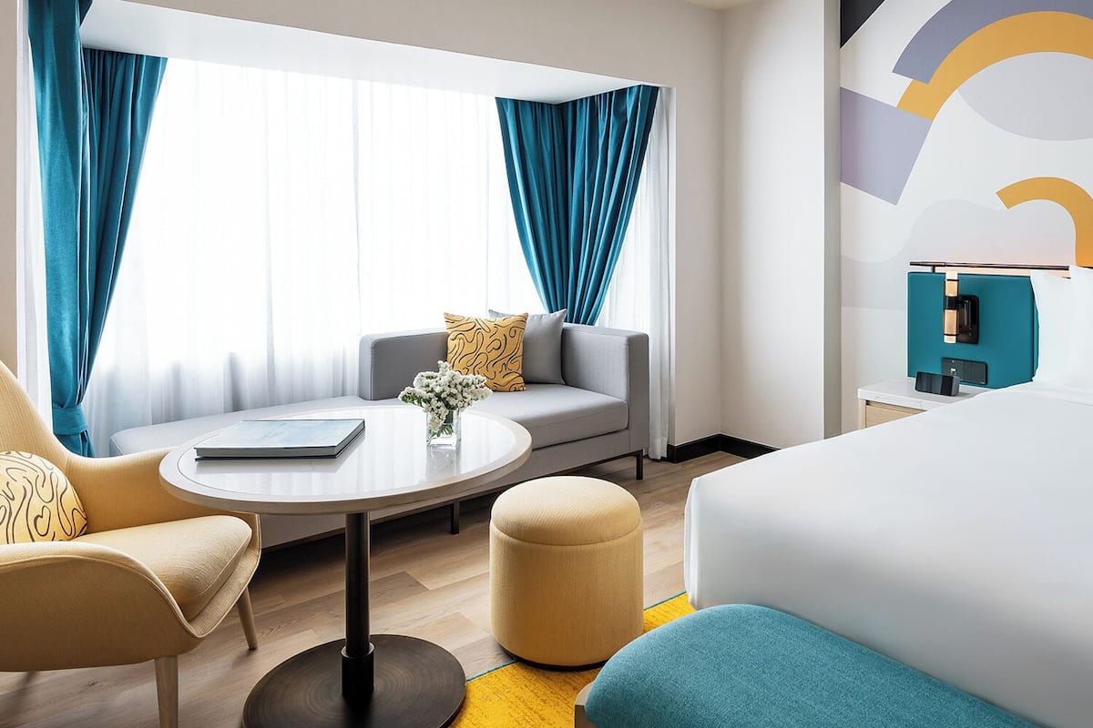 Kamer (Social Cosy King, Sunkissed) | Een kluis op de kamer, een bureau, verduisterende gordijnen