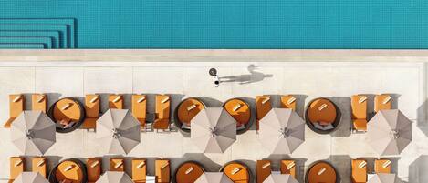 2 piscinas al aire libre, sombrillas