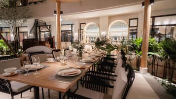 2 restaurants, breakfast, lunch, dinner served; seafood