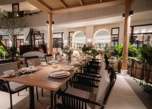 2 restaurants, breakfast, lunch, dinner served; seafood 