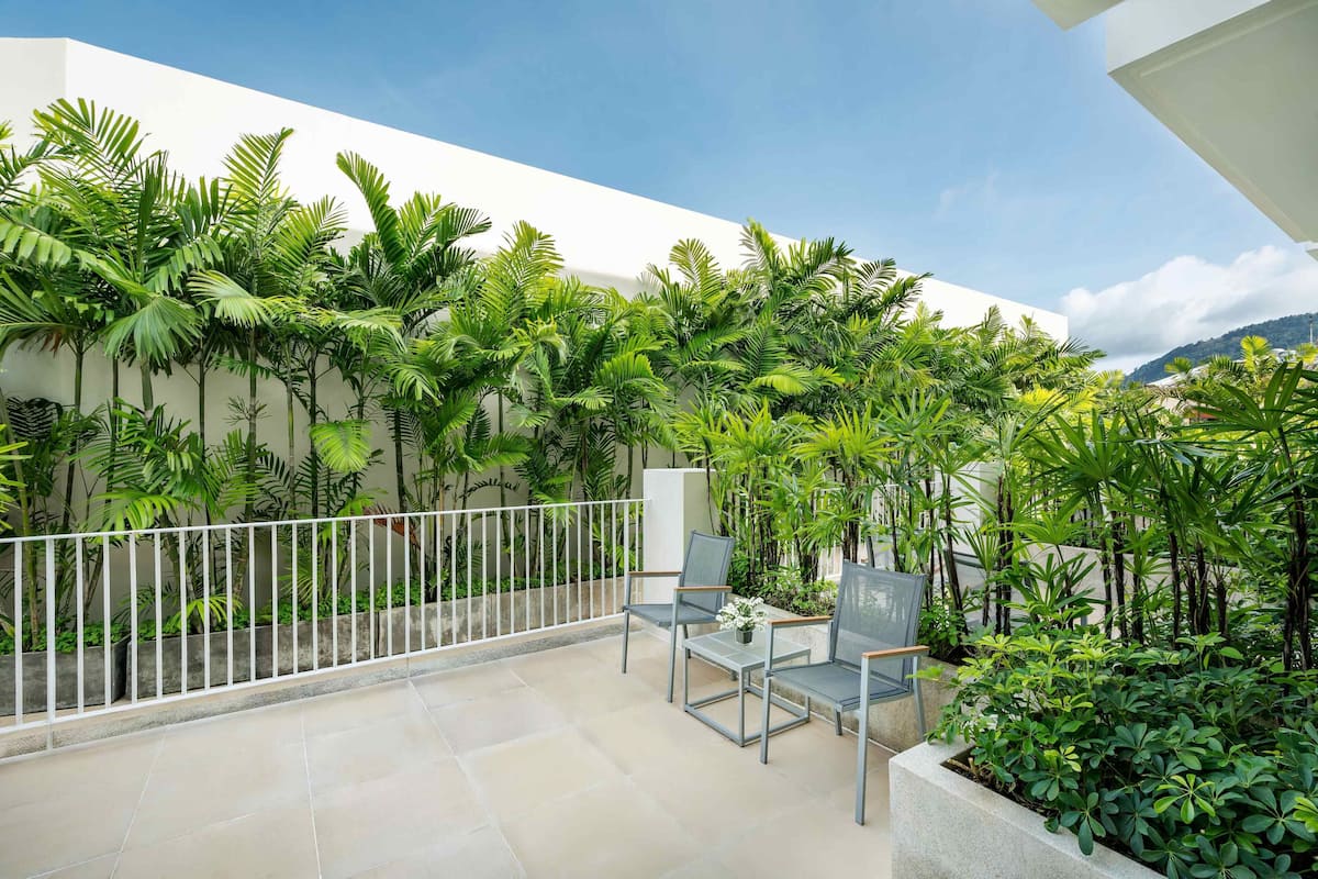 Een kluis op de kamer, een bureau, verduisterende gordijnen