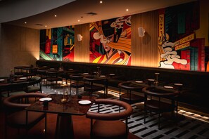 2 restaurants servant le petit déjeuner, le déjeuner et le dîner