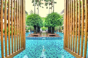 2 outdoor pools, sun loungers