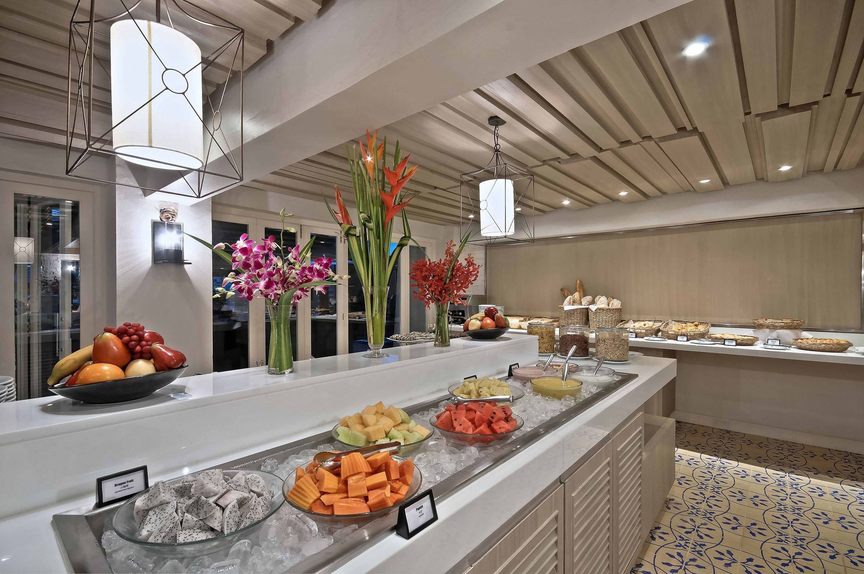 breakfast, lunch, dinner served; international cuisine