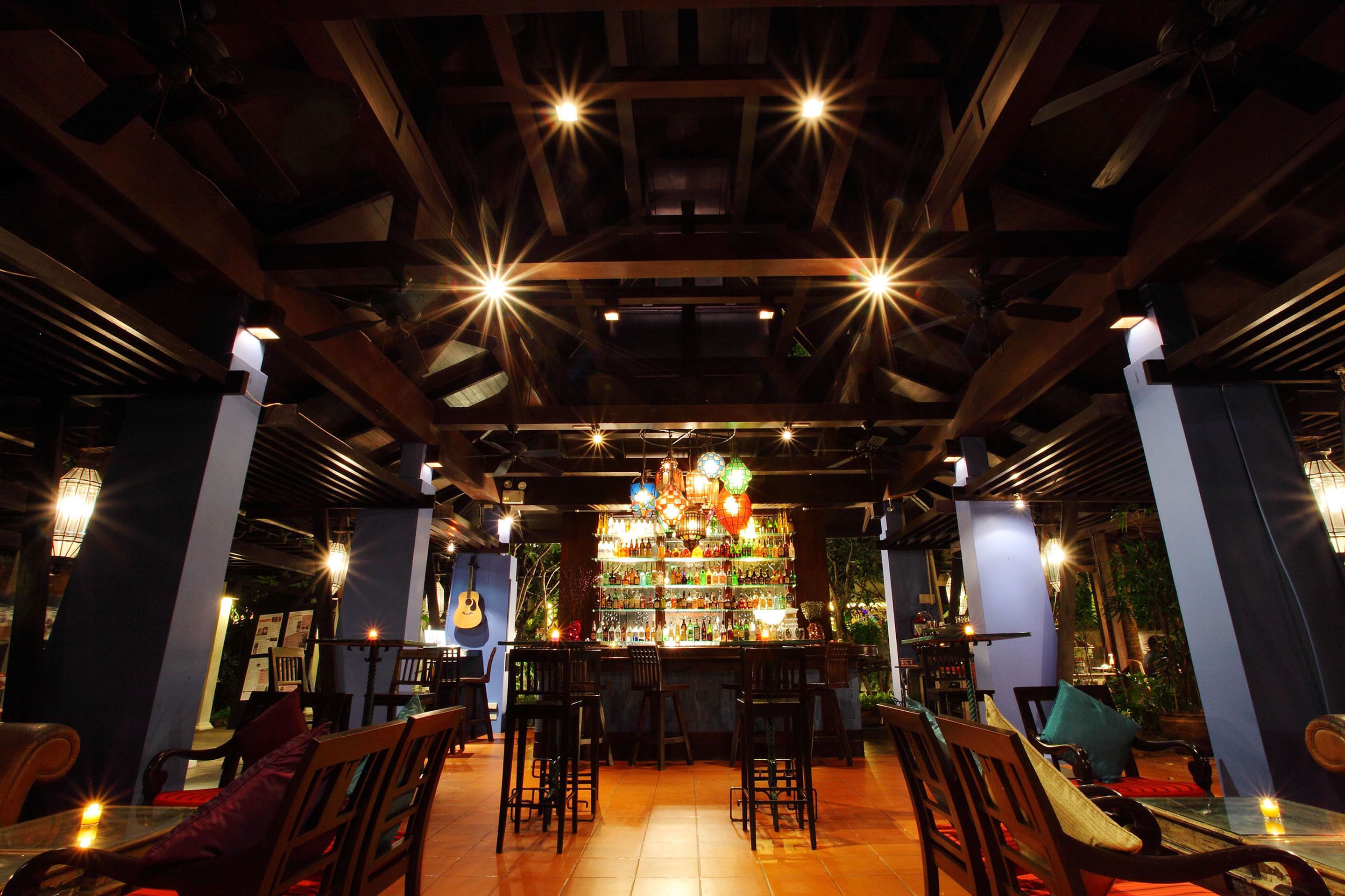 2 bars/lounges, swim-up bar, poolside bar