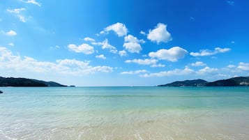 Beach nearby, white sand, beach towels