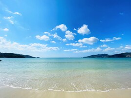 Beach nearby, white sand, beach towels
