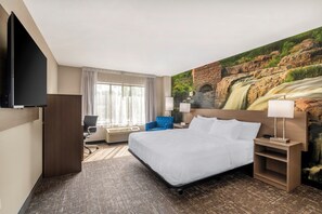 Bàn, màn/rèm cản sáng, bàn ủi/dụng cụ ủi quần áo 