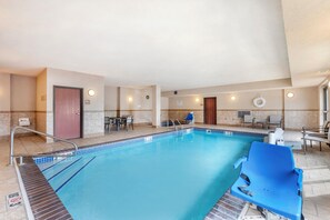 Piscina interna, espreguiçadeiras