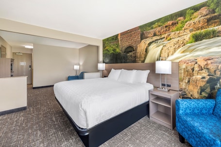 Escritorio, cortinas blackout y tabla de planchar con plancha . Clarion Pointe Sioux Falls Airport