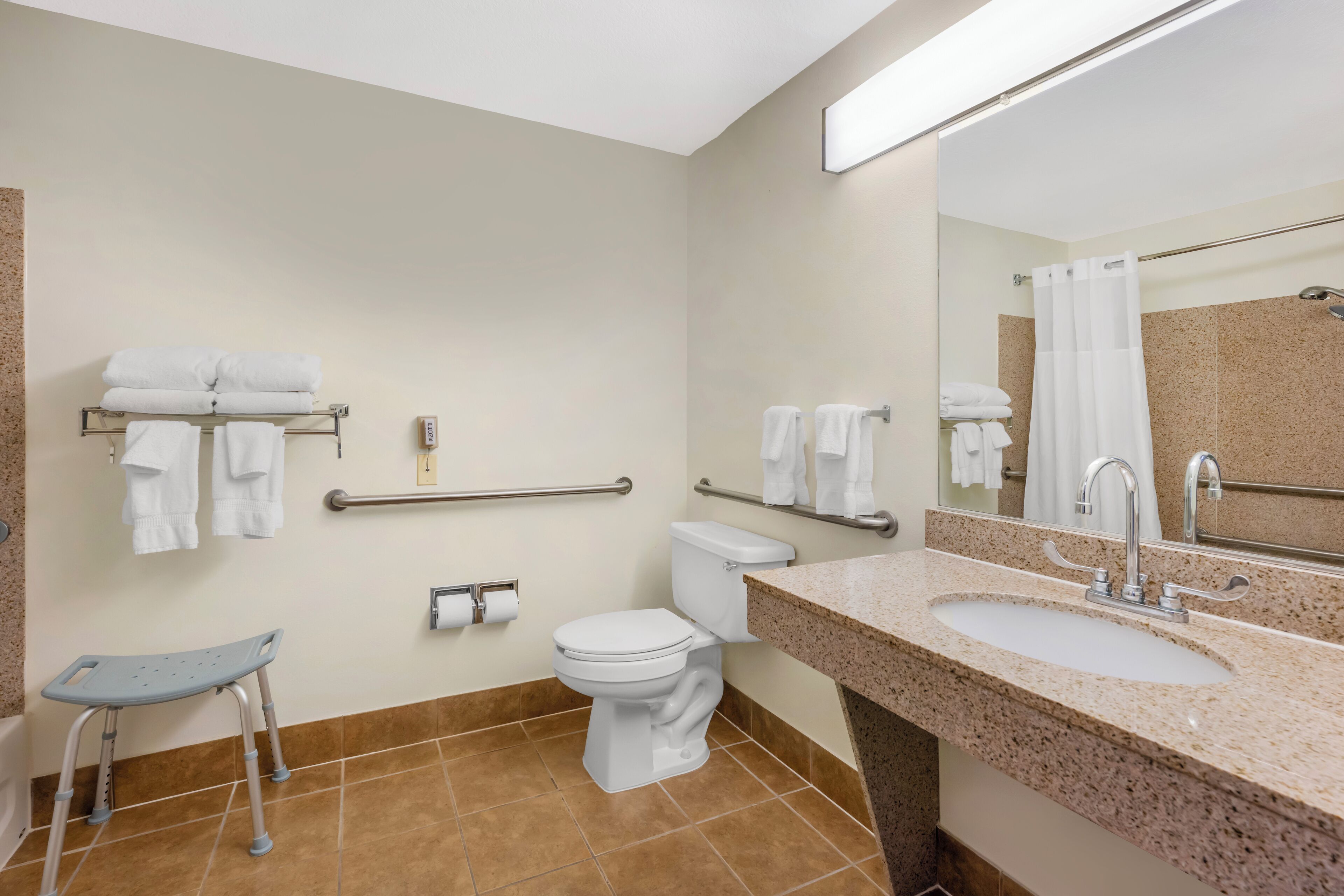 combined shower/bathtub, hydromassage showerhead, free toiletries