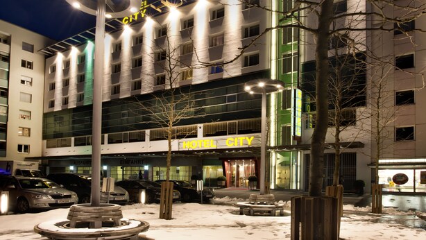 A hotel with a modern facade, multiple floors, and a prominent entrance. - Hotel City Villach (Villach)