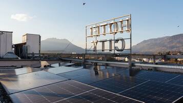 Una azotea con paneles solares y un letrero grande.