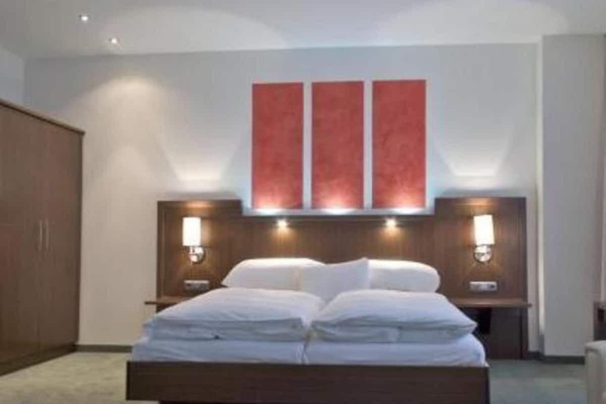 Hypo-allergenic bedding available, in-room safe, desk, laptop workspace