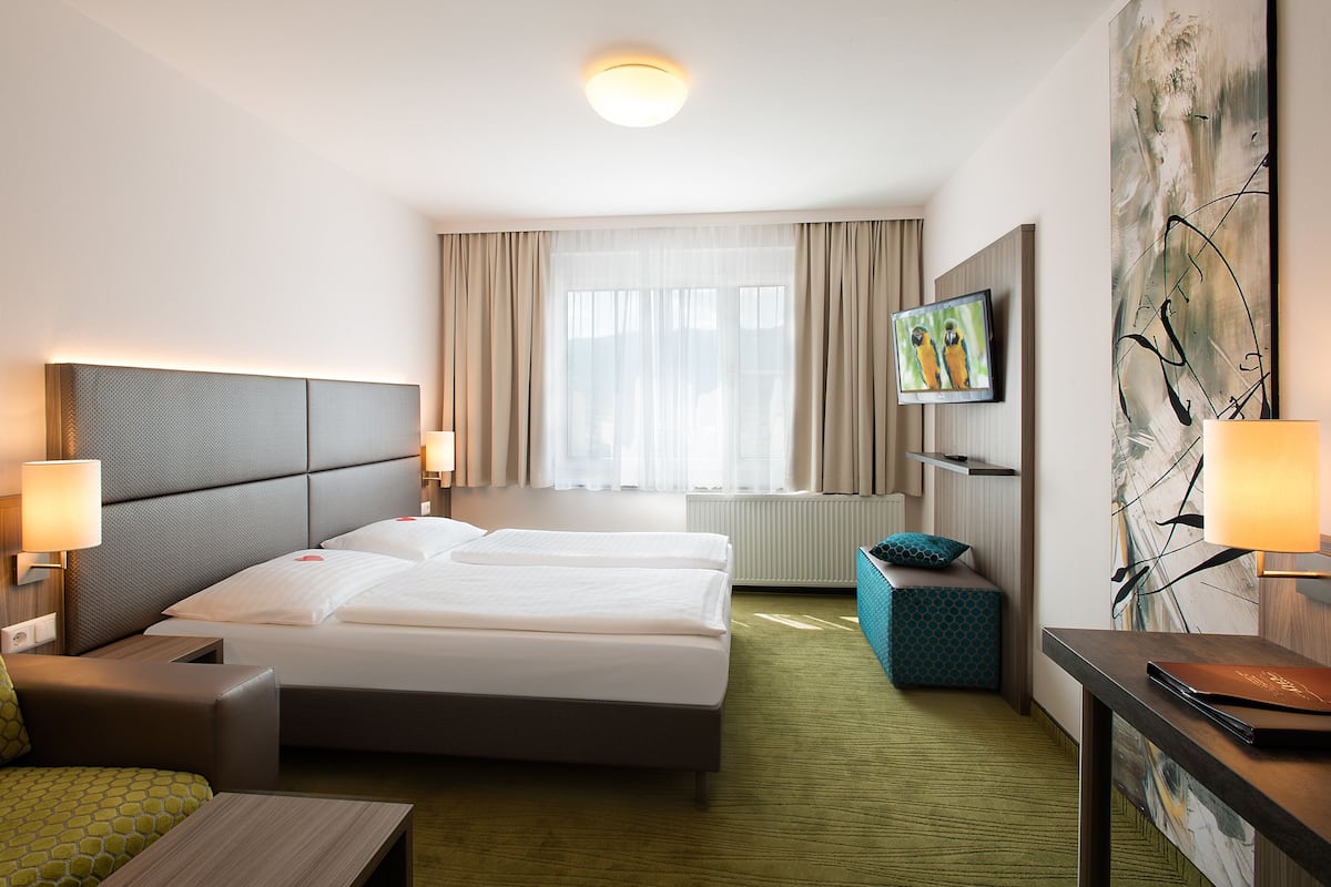 classic double room | hypo-allergenic bedding, in-room safe, desk, laptop workspace