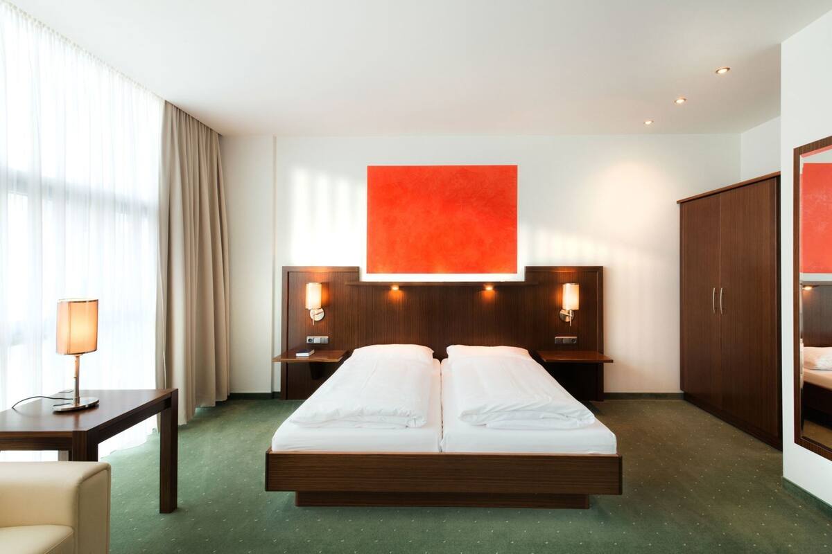 Hypo-allergenic bedding, in-room safe, desk, laptop workspace