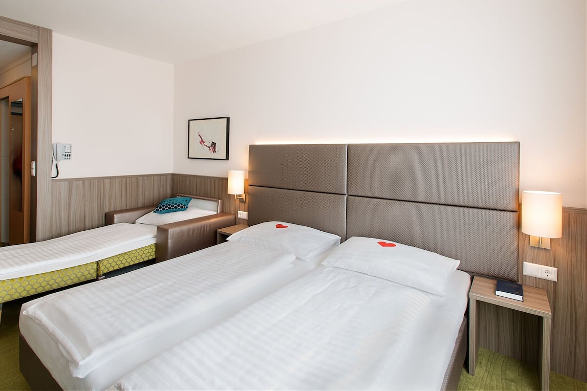 Hypo-allergenic bedding, in-room safe, desk, laptop workspace